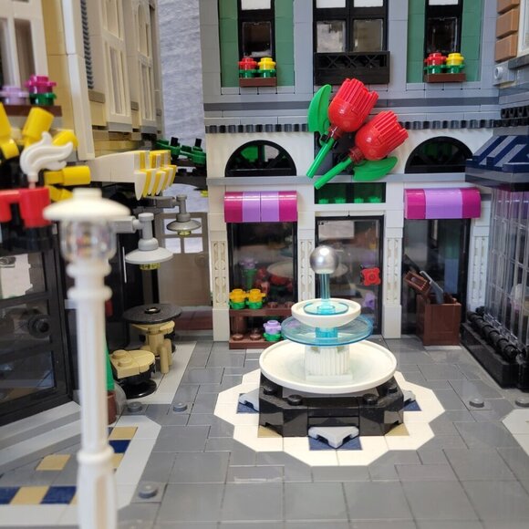 Lego Creator 10255 Assembly Square - Picture 6 of 14